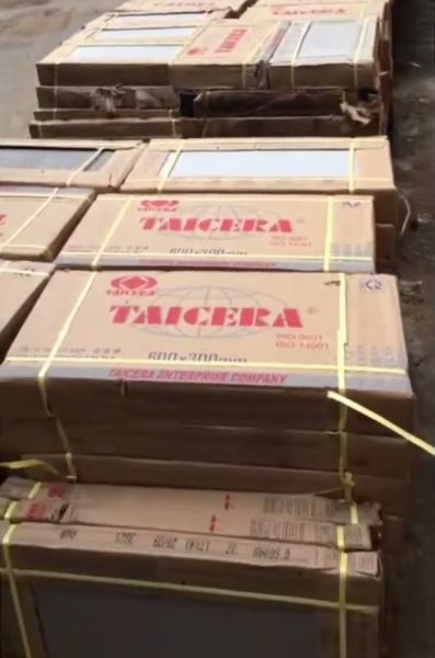 Chồng thùng gạch Taicera in logo đỏ giao tới công trình Bệnh viện 175, Gò Vấp