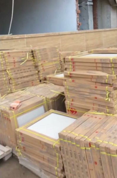 Nhiều thùng gạch Taicera xếp trong tầng trệt Bệnh viện 175, vài thùng mở thấy viên gạch