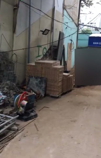Thùng gạch Taicera xếp sát tường cạnh máy cắt gạch tại Trường THCS Ngô Quyền, Tân Bình