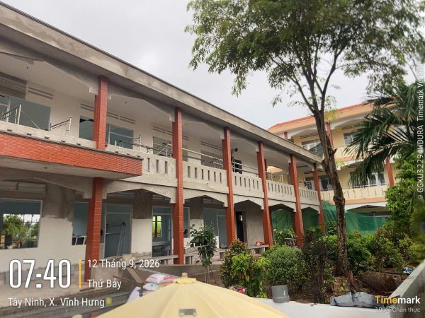 Dãy phòng học 2 tầng có hành lang lan can của Trường Tiểu học thị trấn Vĩnh Hưng, Long An cũ