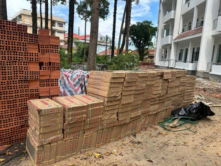Gạch Taicera cạnh dãy phòng học đang cải tạo, Trường Cao đẳng Bình Phước