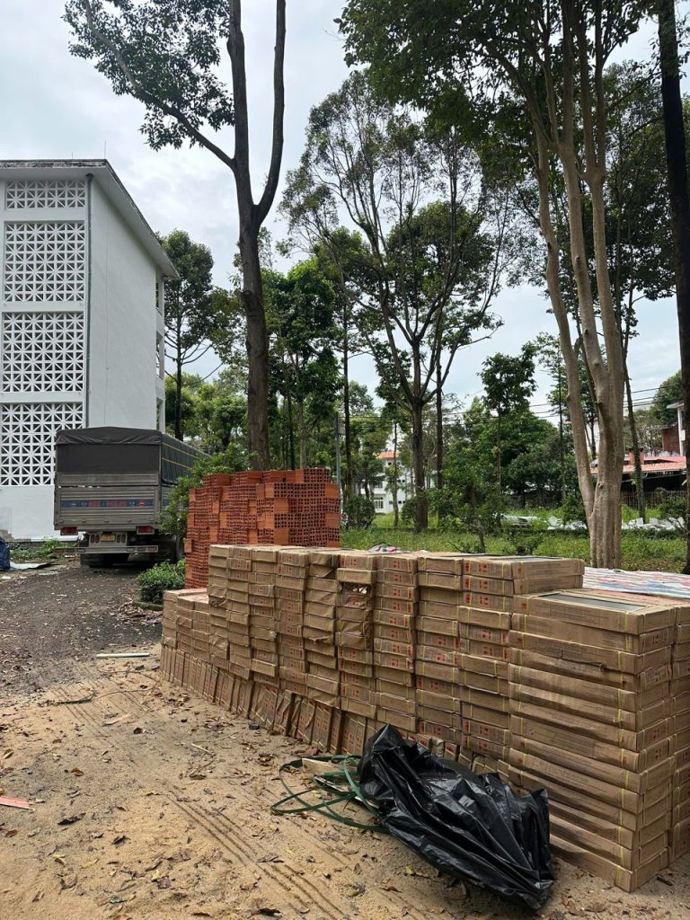 Xe giao gạch Taicera tới Trường Cao đẳng Bình Phước