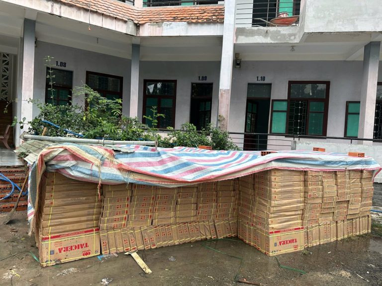 Gạch Taicera phủ bạt chờ thi công, Trường Cao đẳng Bình Phước
