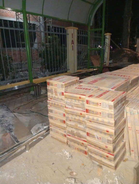 Gạch Taicera tập kết tại Trường Tiểu học thị trấn Vĩnh Hưng, Tây Ninh