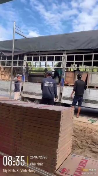 Xe giao gạch Taicera tới Trường Tiểu học thị trấn Vĩnh Hưng