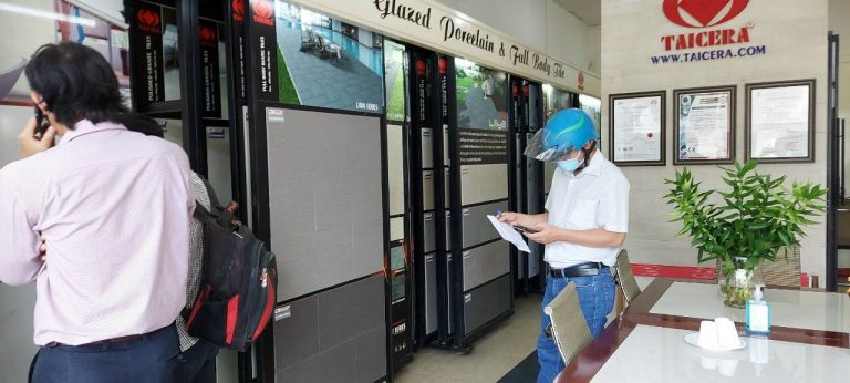 Khách xem mẫu gạch Taicera